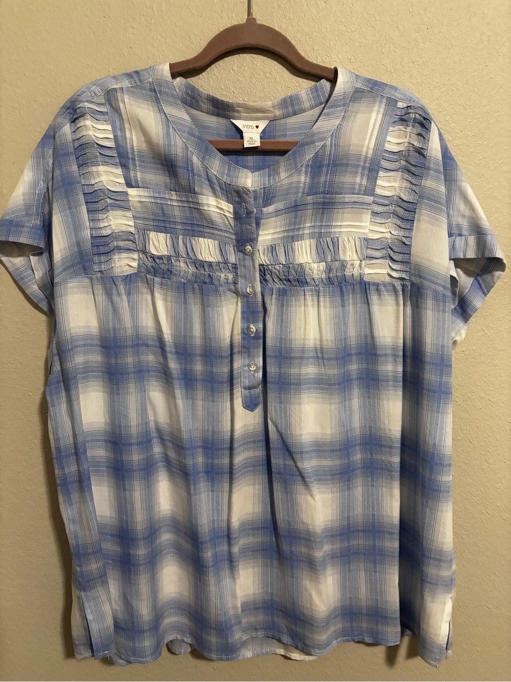 Intro NWOT women’s quarter button up blouse
